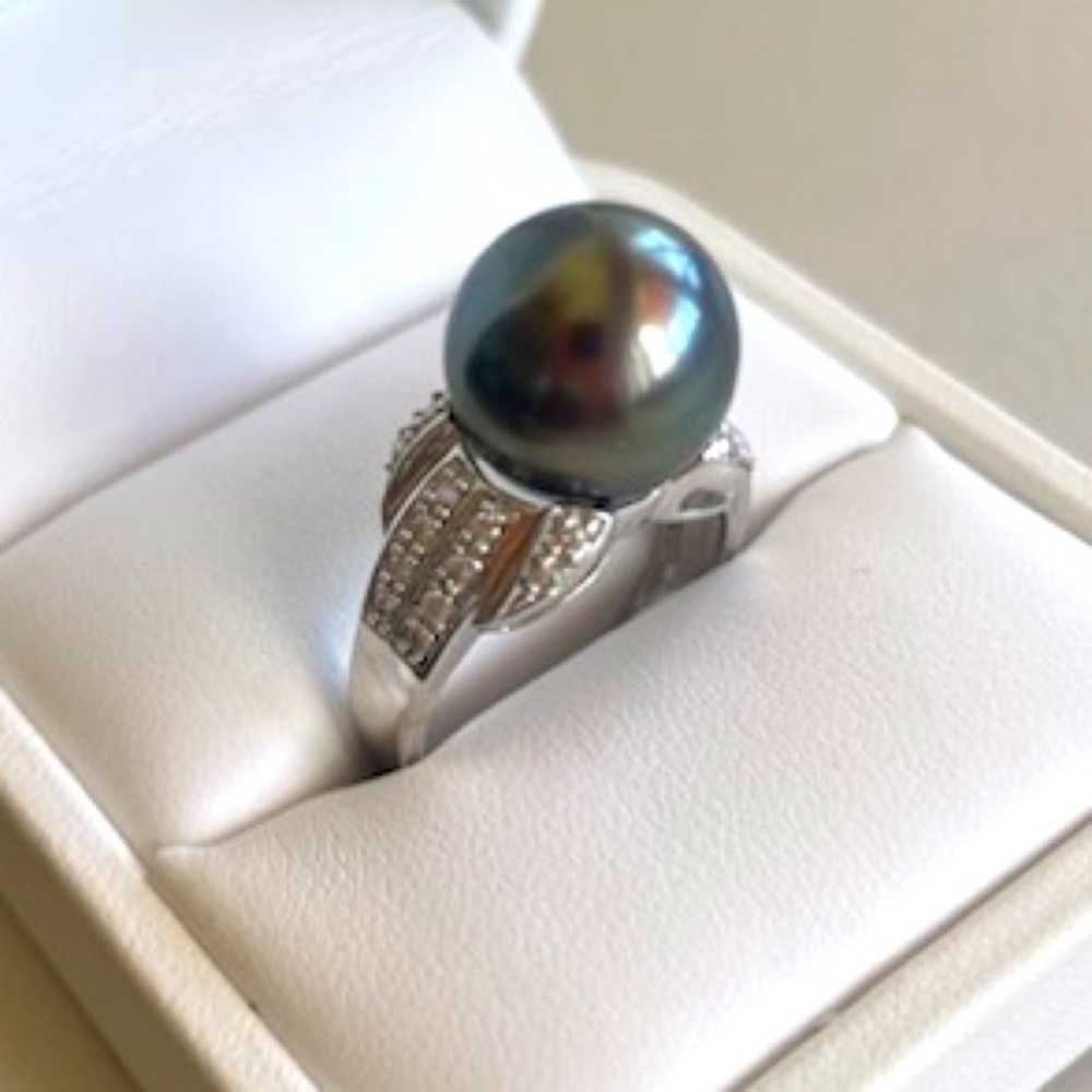 Tahitian pearl with diamonds Ring